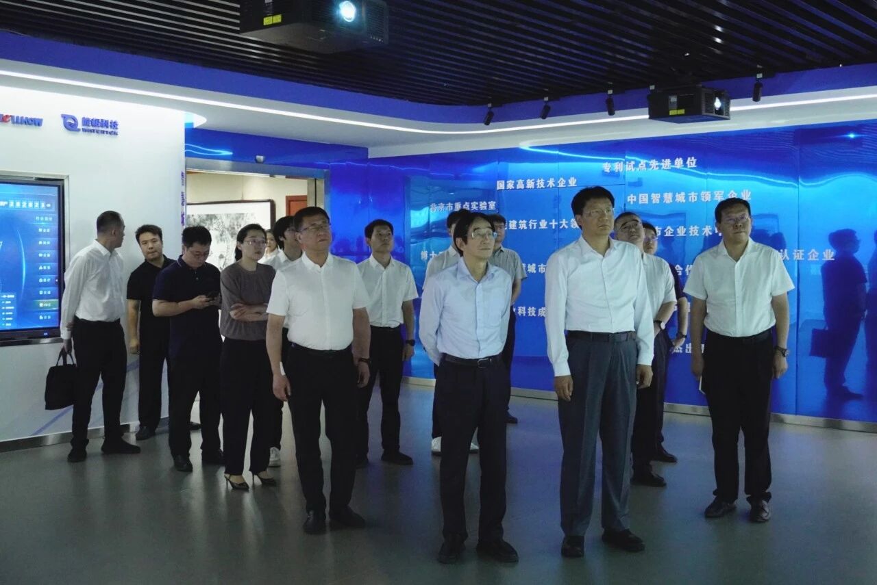 南昌市委副书记、市长高世文调研泰豪—以AI赋能韧性城市建设情况